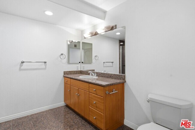 Building Photo - 851 N San Vicente Blvd