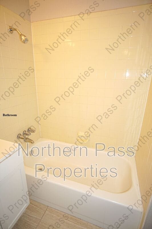 Building Photo - 1025 E Eighth