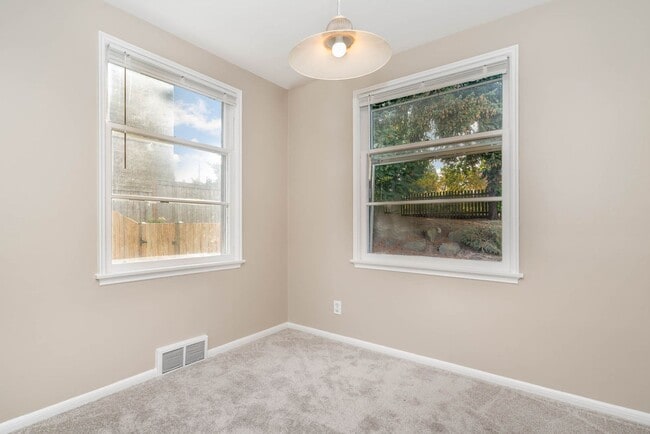 Building Photo - 2Bd/1Ba Seattle House