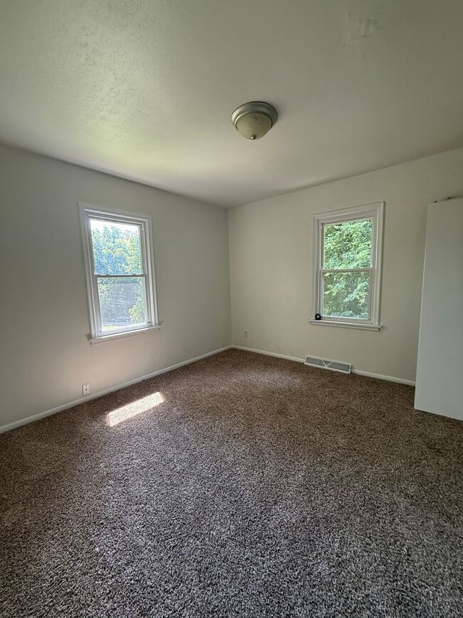 Building Photo - Move in ready! Large 4 bedroom home.