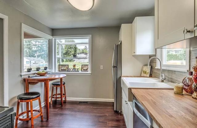 Building Photo - 2 bedroom in Seattle WA 98133