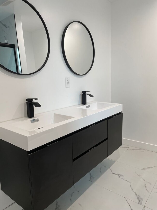 Building Photo - REST OF NOVEMBER FREE! Spacious 4 Bedroom ...