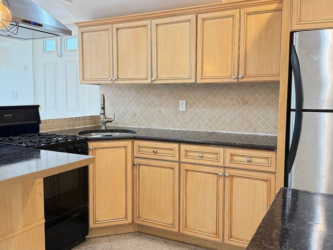 Building Photo - "Charming 2-Bedroom Retreat in Douglaston – Cozy Comfort with 710 Sq Ft of Living Space!"