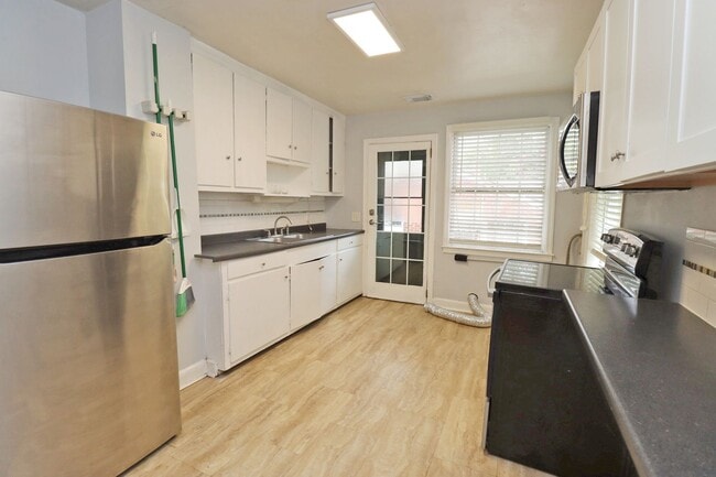 Building Photo - 2BR 1BA duplex in Rosewood