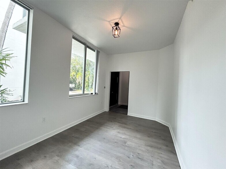 Building Photo - 2142 Van Buren St