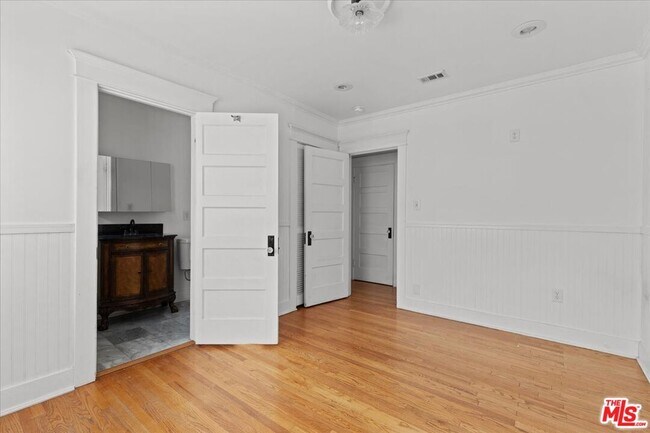 Building Photo - 1018 Havenhurst Dr