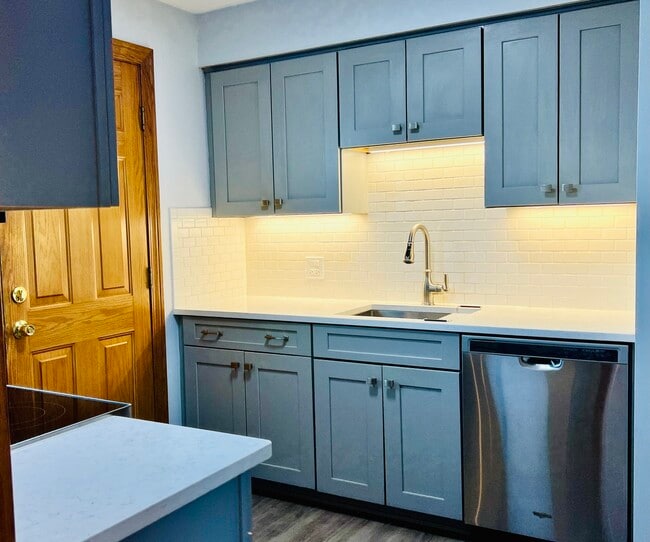 Building Photo - 5249 W 64th Pl