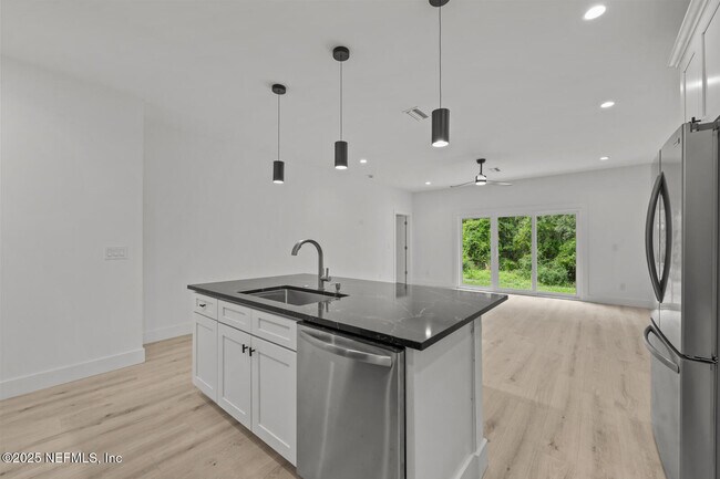 Building Photo - 213 Deportivo Dr