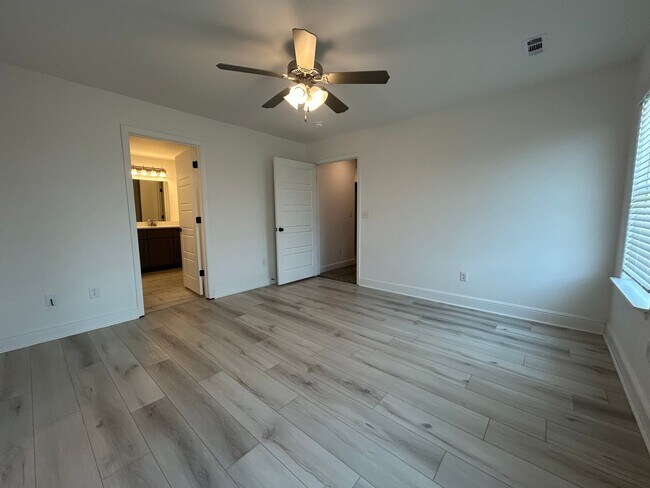 Building Photo - Gorgeous Contemporary Family Home in Cente...