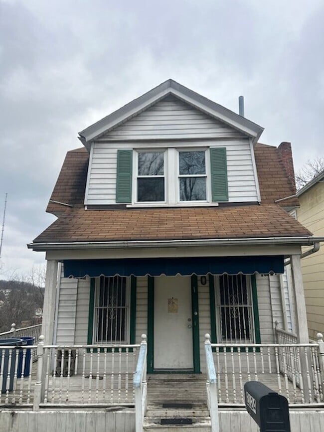 Building Photo - 2 Bedroom House - Available Now!