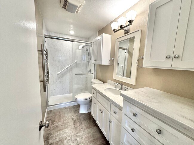 Building Photo - Must See! Beautiful 2 Bed / 2 Bath in La J...