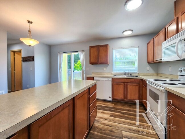 Building Photo - Inviting Poulsbo Home with Open Layout, Fe...