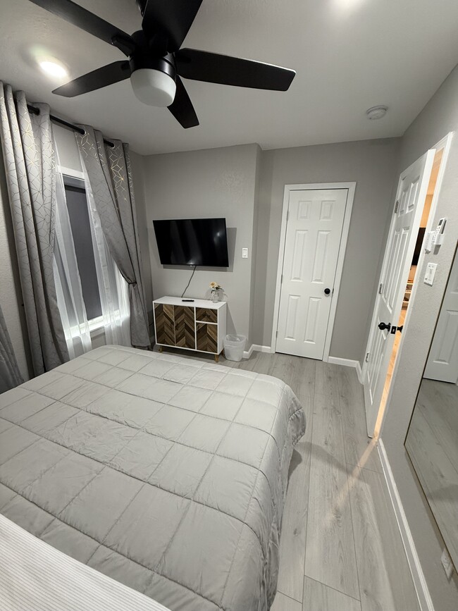 Building Photo - 2819 S Pine St