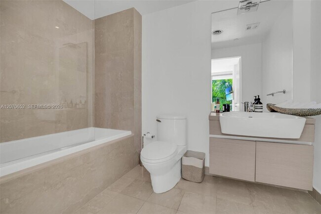 Building Photo - 200 Biscayne Blvd Way
