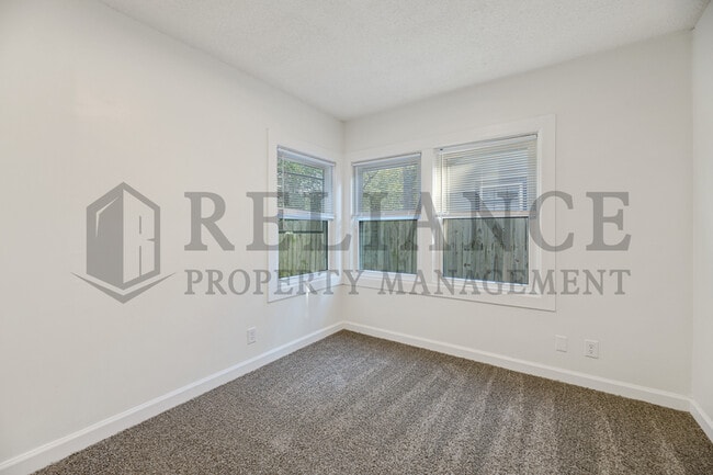 Building Photo - 2046 N Burns Ave