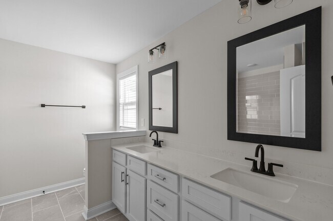 Building Photo - 4400 Laurel Rdg Dr