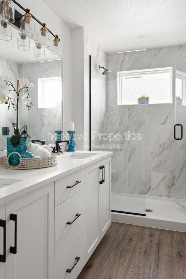 Building Photo - 438 Goodall Ave