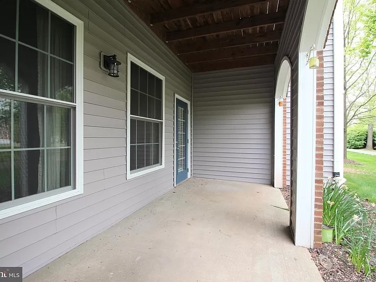 Covered outdoor patio - 46602 Ellicott Sq