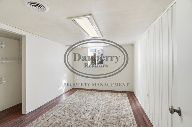 Building Photo - 1133 N Byrne Rd