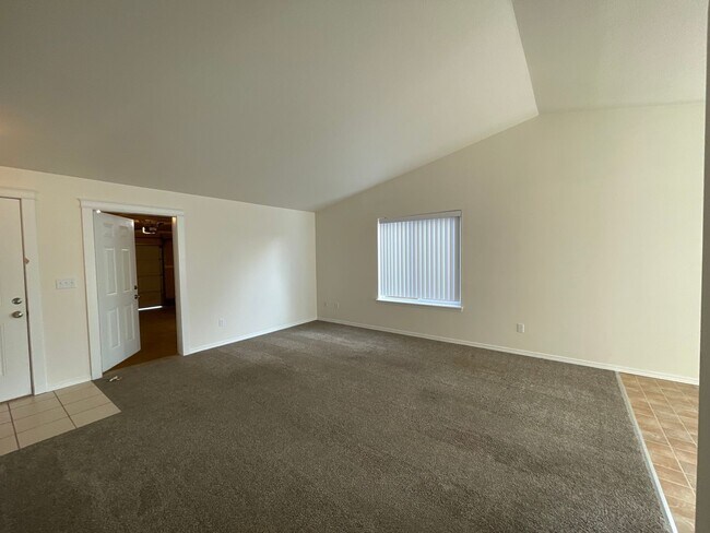 Building Photo - 822 SE Maui Ln