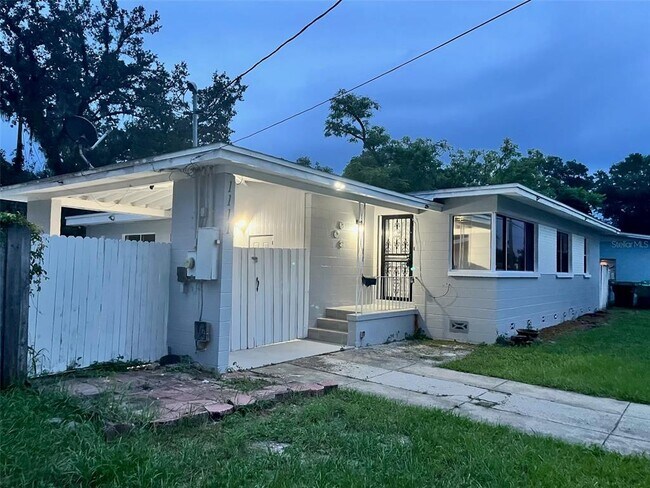 Building Photo - 1111 Romano Ave