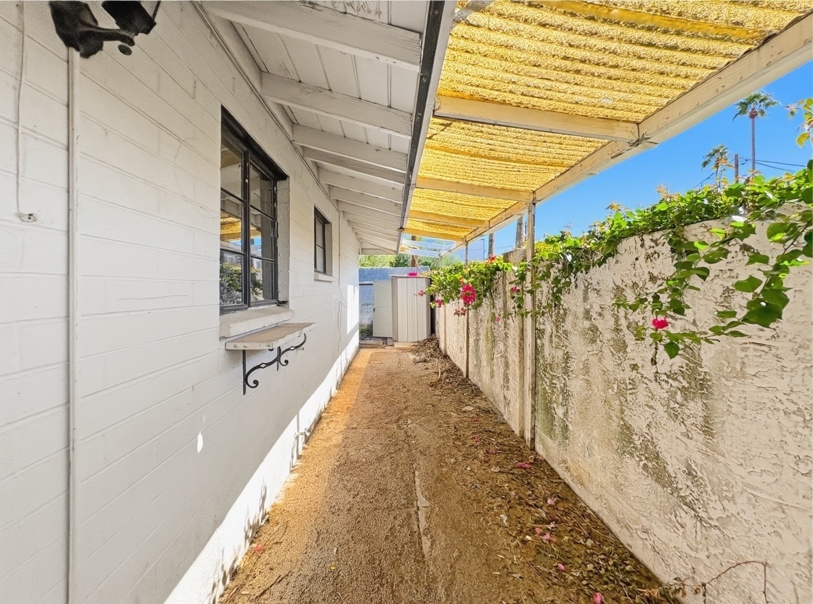 Building Photo - 2715 E Glenrosa Ave