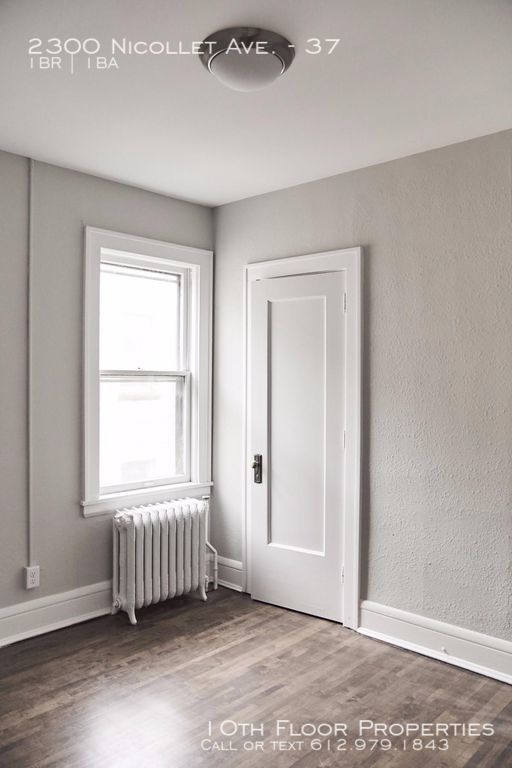 Building Photo - One Bedroom Plus Den! Next to Eat Street!