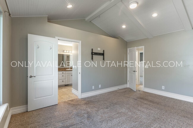 Building Photo - 1595 S 50 W