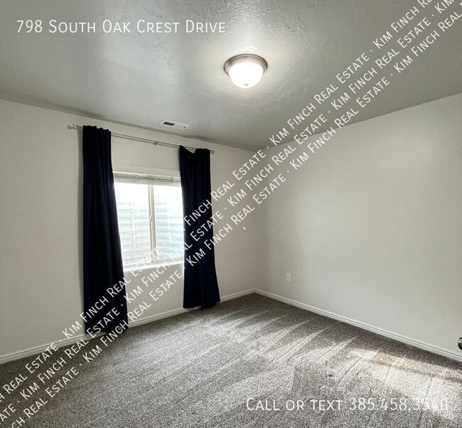 Building Photo - 798 S Oak Crest Dr