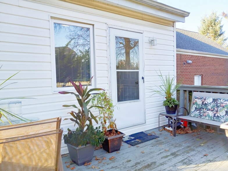 Building Photo - 39 N Vivyen St