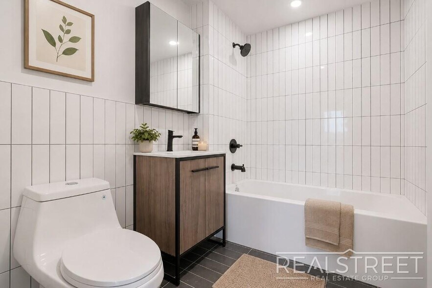 Building Photo - Light-Filled Corner 1BR with Private Outdoor Space & In-Unit Washer/Dryer