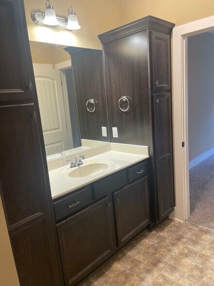 Building Photo - 627 Flag Cir