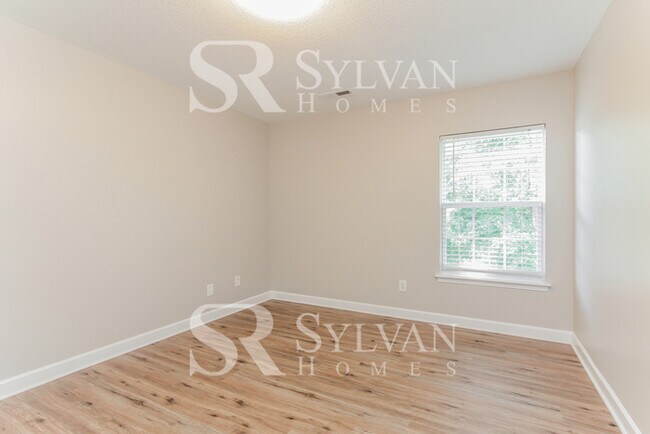 Building Photo - Spacious 3BR Home with Garage!