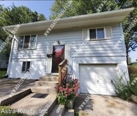 Building Photo - Spacious Home in Hickman Mills School District-Available NOW!!