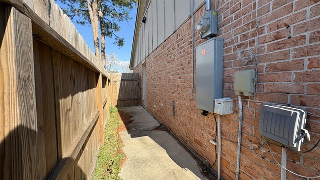 Building Photo - 13631 Greenway Dr