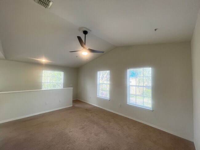 Building Photo - 1 Bedroom / 1 Bath Condo in Gated Communit...