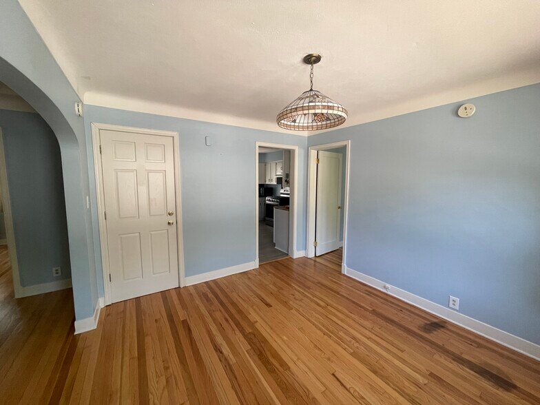 Dinning Room - 261 Robie St W