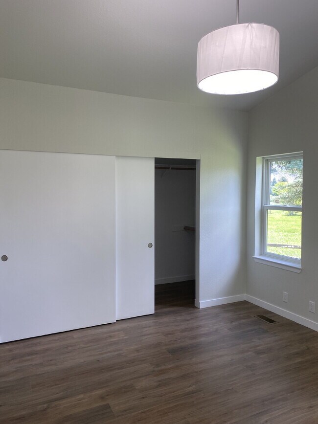 Building Photo - Country Living, 3 Bedroom, 2 Bath Home in New Castle