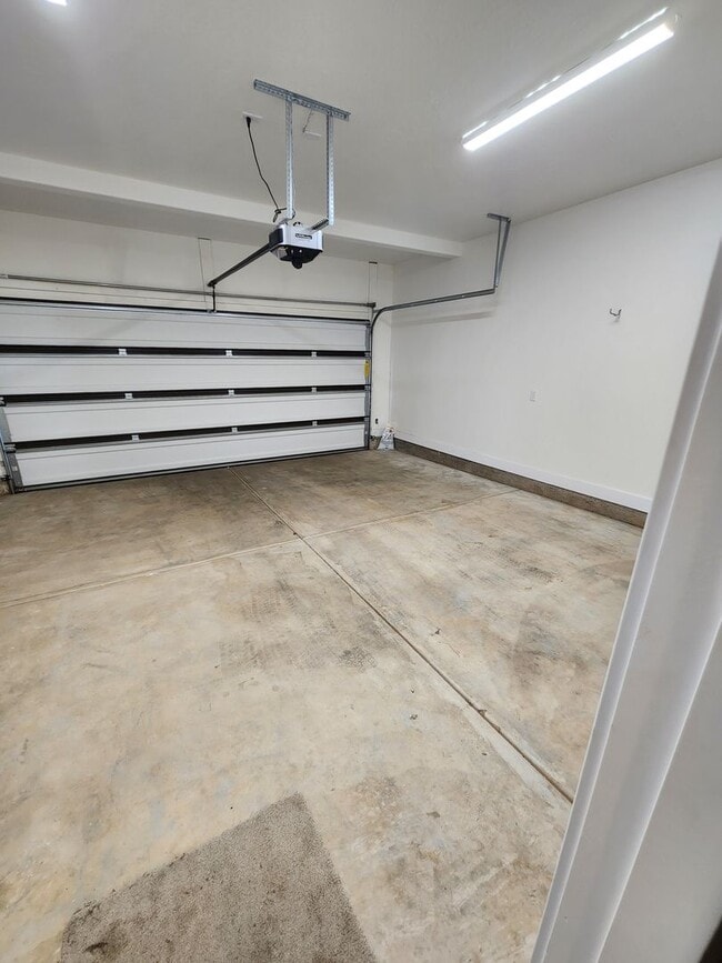 Building Photo - Beautiful Modern Townhome with Spacious La...