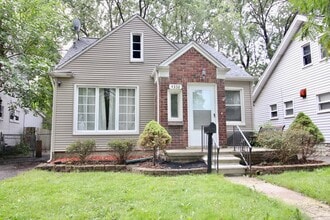 Building Photo - 3 bed 2 bath bungalow