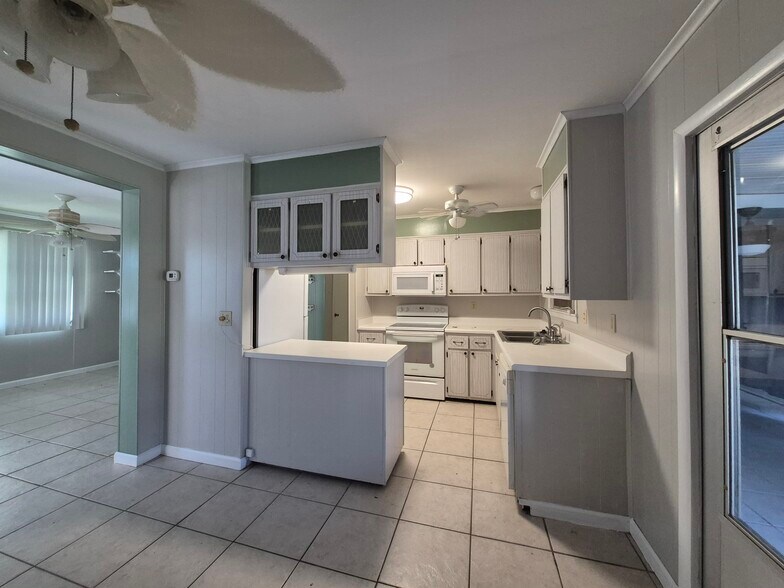 Building Photo - 1016 Elm St