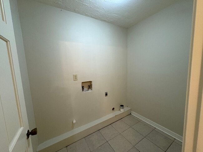 Building Photo - 3 Bed/2.5 Bath in Brookwood Subdivision