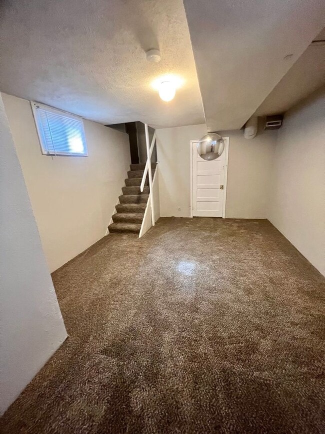 Building Photo - Large 2 bed 1 bath Duplex in Dundee!