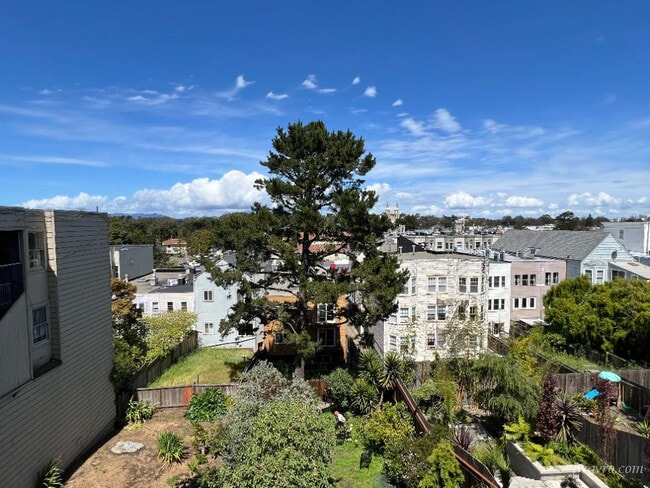 Building Photo - 250-254-254 Carl St