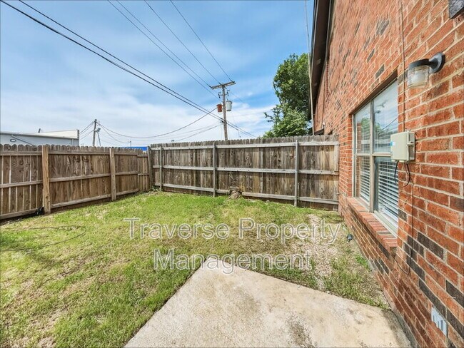 Building Photo - 1006 Bland Dr