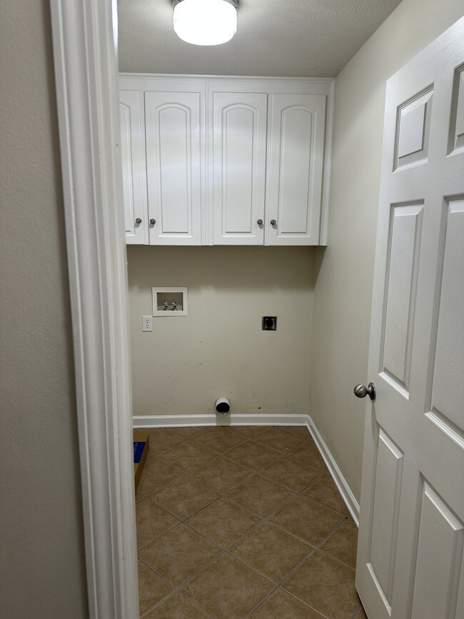 Building Photo - 2408 Versailles Dr