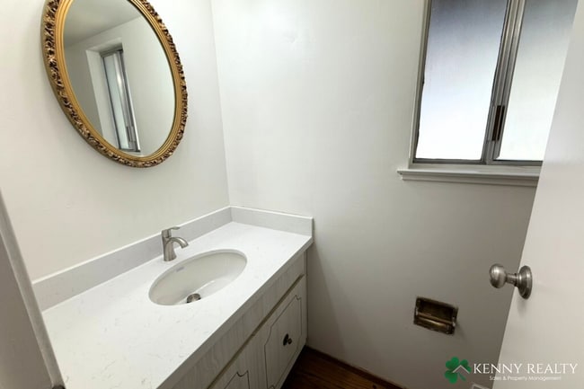 Building Photo - Large Updated 5 Bedroom Home in San Mateo ...