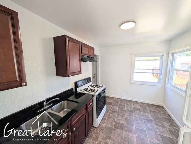 Building Photo - Beautiful 2 Bedroom 1 Bathroom now availab...