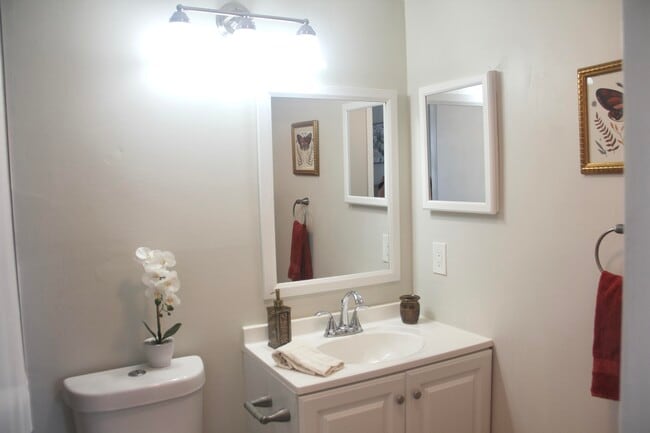 Building Photo - 454 Fanshaw K