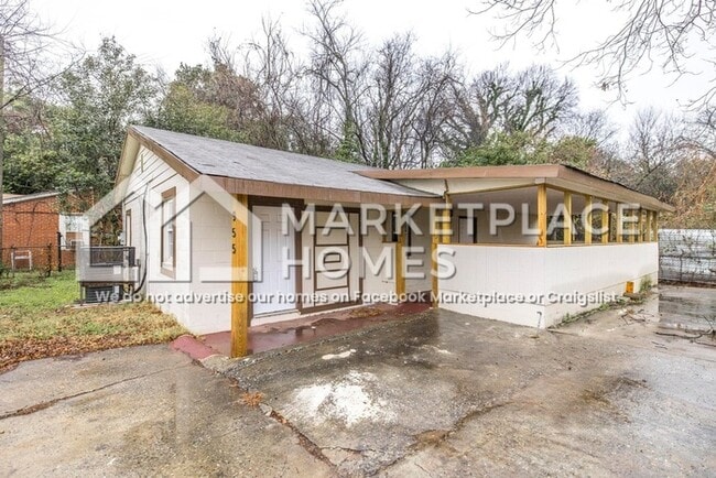 Building Photo - 955 Putnam St